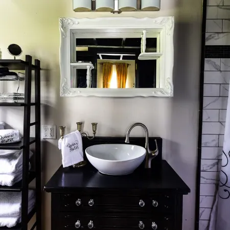 Queens Hotel- a cozy studio cottage in the country. Pool and hot tub.