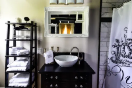 Queens Hotel- a cozy studio cottage in the country. Pool and hot tub.