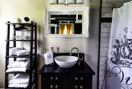 Queens Hotel- a cozy studio cottage in the country. Pool and hot tub.