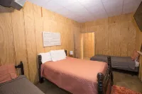 Southern Comfort Cabin- minutes from the river and the lake!