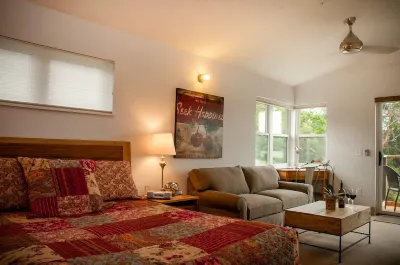 'The Windward Studio' at SeaStar Lofts -- on the Waterfront! Summit Learning Center附近的飯店