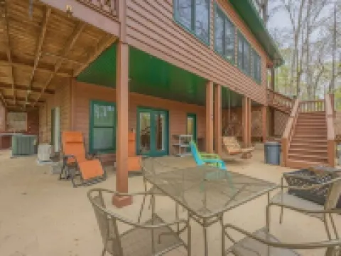 Large Private Lake Front Home on Level Lot, Kayaks, Fire Pit, Dock 哈特縣酒店