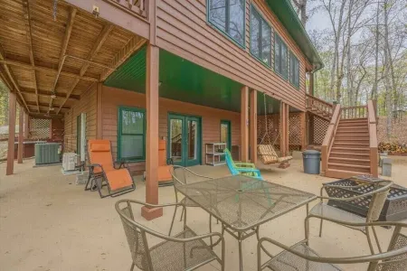 Large Private Lake Front Home on Level Lot, Kayaks, Fire Pit Free Firewood!!