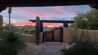 Sonoran Desert Retreat - Quiet, Gated, Custom home with Incredible SUNSETS ! Hotels near Fraesfield Trailhead - Scottsdale McDowell Sonoran Preserve