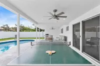 Minutes from the beach! Paradise Oasis full of entertainment! Pool Table!