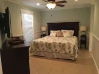 Beautiful updated 2 bed 2 bath Close to beach! Lakehouse pools and gym included