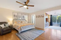 Lakefront Resort Villa - Heated Infinity Pool & 8-Seat Spa - Kayaks - 4BR