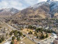 4 BEDROOM SKI RETREAT 3000 SQFT W/PRIVATE HOT TUB / SUPER CLOSE TO SKI RESORTS