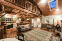 Cozy Creekside Cabin + Walking Trails, AC, Wifi