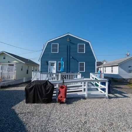 Premier, modern, fully renovated, Beach home...stroll to the beach in 3 minutes!