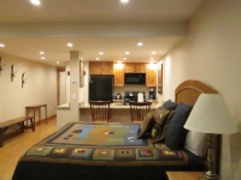 Cozy studio on Copper Moutain only 100 yards to the Super Bee.  Pet Friendly!