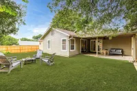 Modern 3BD - Centrally Located - Backyard Fire Pit Hotels near Walmart Supercenter