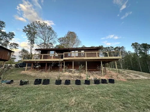 Cozy 2br Bear Den Cabin in Campobello SC, on the upcoming Saluda Grade Trail.