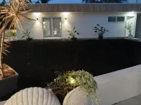 Paradise Palms Bungalow - New Private Studio with easy stroll to surf n sand