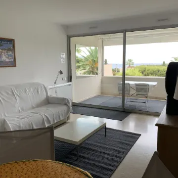 Cassis, Apartment with terrace, sea and cliff views. Private parking, Wifi.