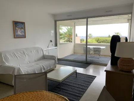 Cassis, Apartment with terrace, sea and cliff views. Private parking, Wifi.