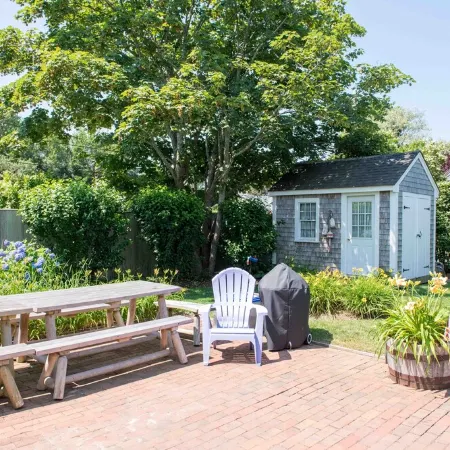 Ten Min. Walk to Main St. Perfect for Families/Groups. Gorgeous Enclosed Yard.