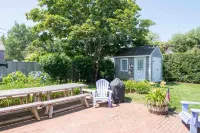 Ten Min. Walk to Main St. Perfect for Families/Groups. Gorgeous Enclosed Yard. - Bungalows