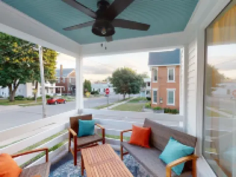 Beautiful Two Story, Downtown Home, One Block from the Square, Hotels in Monroe