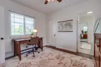 Welcoming bungalow with den, ideal for longer stays, near everything!