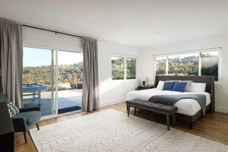 Spacious & Fun - 5BR/4BA • Pool Table • Hot Tub Отели рядом с достопримечательностью «Dr J's Elegant Reflections Med Spa»