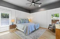 Modern Lakefront Cabin: Hot Tub, Kayaks & Bonus Mini Cabin!