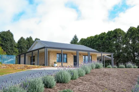 Adelaide Hills luxury cottage with sauna and heated pool 20 mins from Adelaide