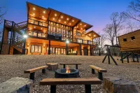 Wonderstruck Luxury Cabin-Best Lake Views/Hike to River/Hot Tub/Playset/Gameroom