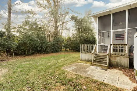 Pet Friendly, 3Br2BA. Walk or Trolley to Beach. Pool, Pickleball, Gym. BethWest