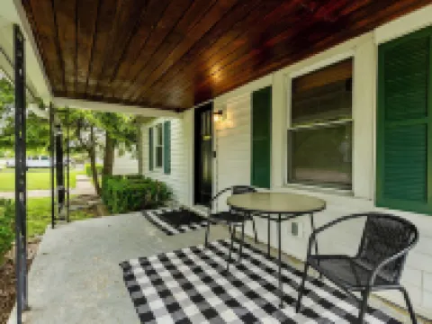 Speedway "Finish Line" House Hoteles en Speedway