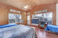 Waterfront Dog-Friendly Lake Home, Cozy Decks and Wood Stove - 4-stjärniga
