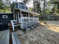 Cabin at Sunshine-Situated on the Sandy Shore of Long Lake