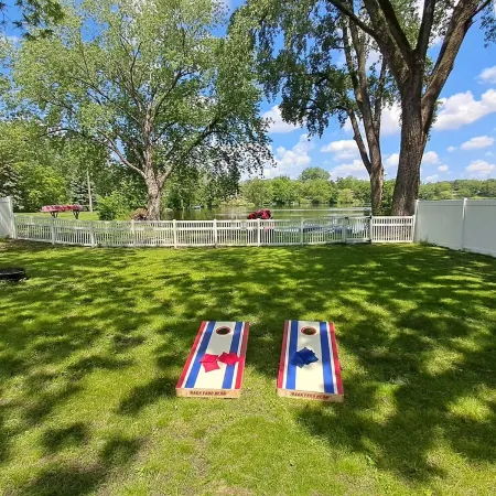Lake Retreat, Year Round Hot Tub, Pool Table, Pedal Boat Отели в г. Фридли