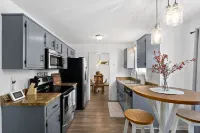 Single Family Home in a Beautiful Neighborhood Hotels in Clarksville