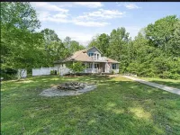 3+ acre Home: Pool Table, Putt-Putt, 4 miles to Downtown and SEMO, Summer Pool Hotels in Cape Girardeau Township