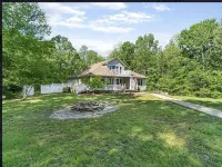 3+ acre Home: Pool Table, Putt-Putt, 4 miles to Downtown and SEMO, Summer Pool Hotel di Cape Girardeau Township