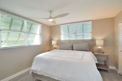 Fully renovated Condo with Private Balcony, Shared Pool, Hot Tub and Parking