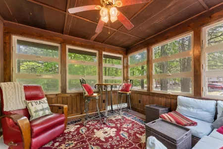 Mountain Lair in Lake Wallenpaupack w/ Firepit- Near Fall Activities