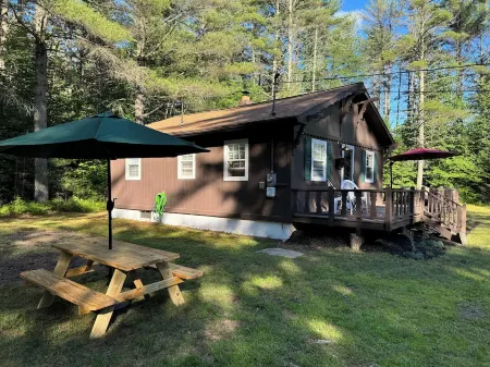 3 bedroom cabin in Chestertown with hot tub, fireplace, fire pit, wifi, and more