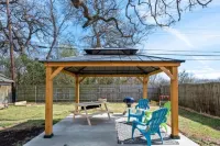 Country Cutie at Magnolia - Family & Pet Friendly, QR Code Walk-Thru Tour! Hotels near Armstrong Browning Library