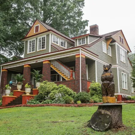 Bear House 1890, Sherfey Suite, Perfect Getaway, Walk to Cafes, Outdoor Activity