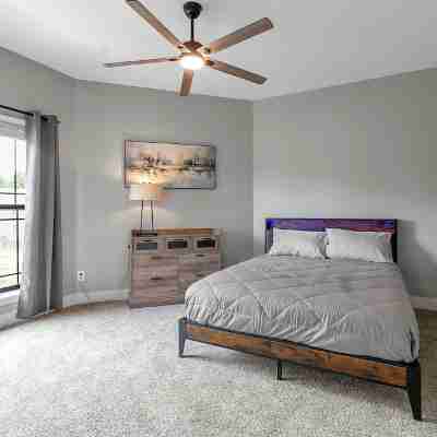 Come stay with us at our Ultra Modern Loft Apartments @ Cornerstone Plaza !!! Rooms