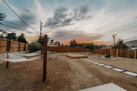 Sage Haven in the Hi-Desert, Yoga Deck, and 15 Min from Joshua Tree Отели рядом с достопримечательностью «Юкка Вэлли Элементари Скул»