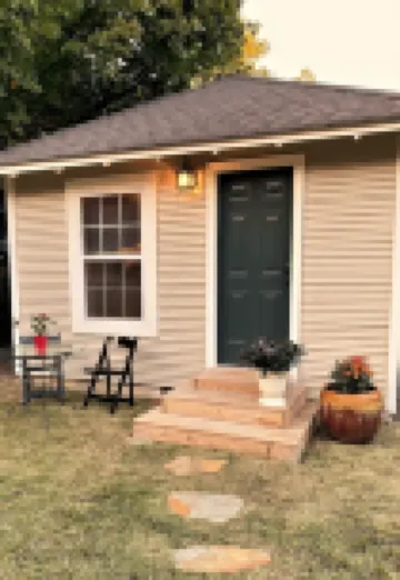 Newly renovated backhouse in the heart of Memphis' historic Evergreen District.