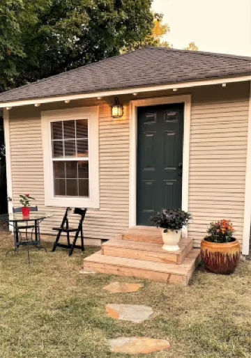 Newly renovated backhouse in the heart of Memphis' historic Evergreen District.