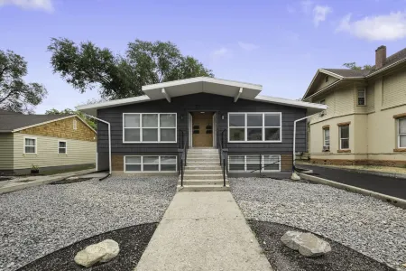 Light-Filled Modern Flat Near 25th Street Fun