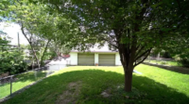 Duplex First Floor - Southmoreland, KCMO - Easy access to all KC has to offer