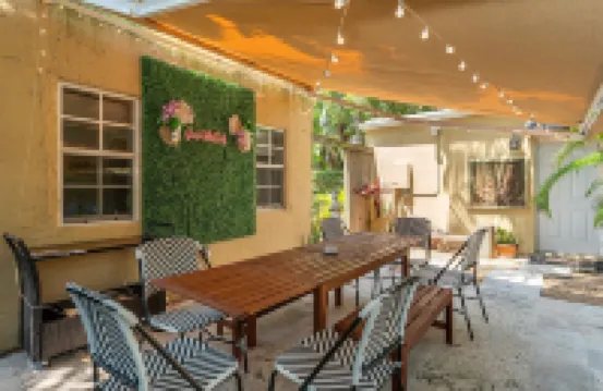 Chic Palm Beach Cove Guesthouse with Zen Garden