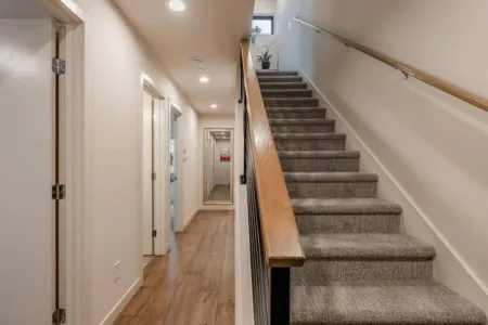West Seattle's Modern Townhome Отели рядом с достопримечательностью «Алки Пойнт Лайтхаус»