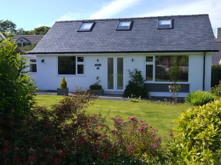 Spacious and modern family holiday home Отели в г. Лланфэр-Матафарн-Эйтаф